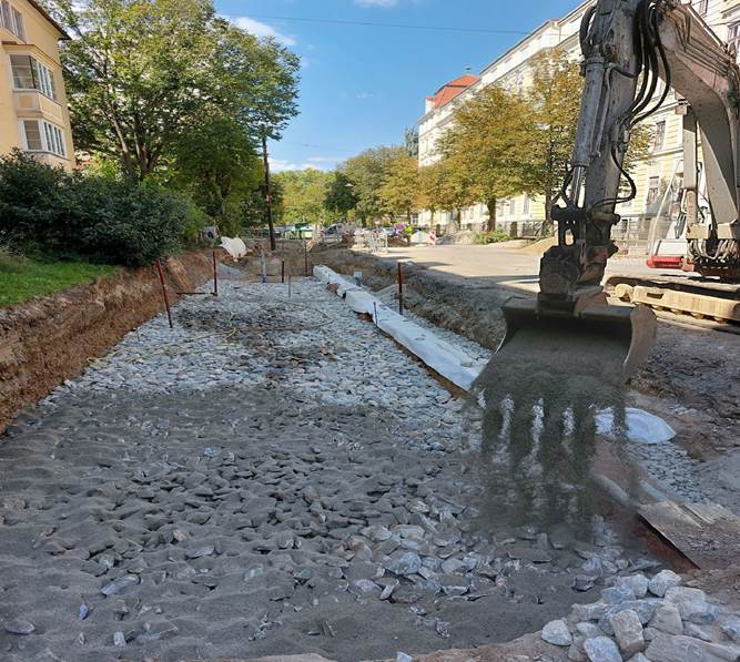 Pflanzenkohle-Kompost-Mischung , trocken abgemischt wird gleichmäßig ausgebracht
